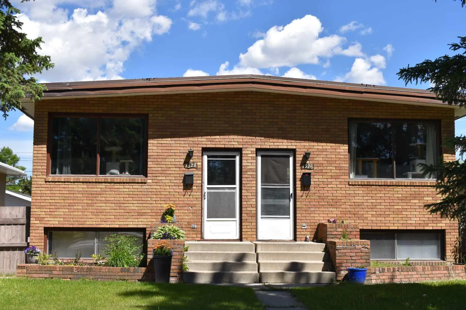 7528 And 7526 35 Nw Avenue, Calgary
