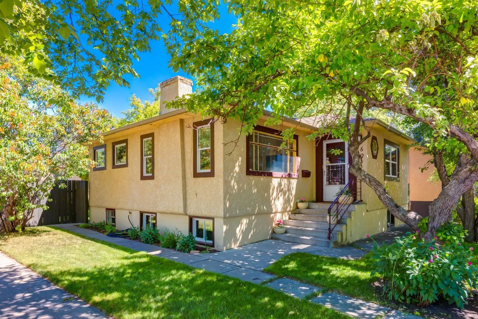 604 10 Ne Avenue, Calgary