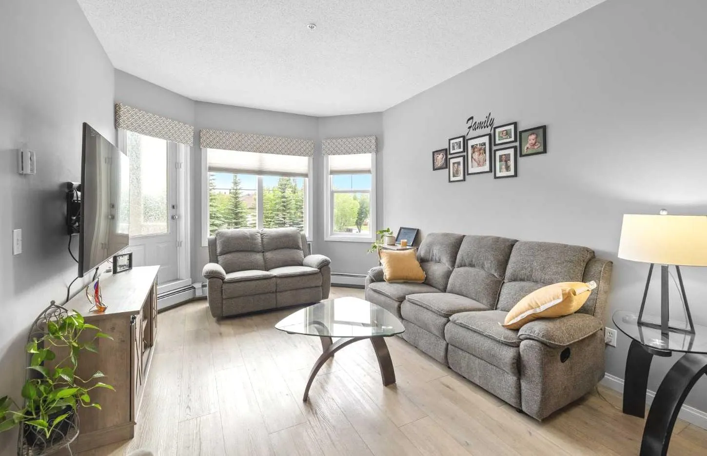 8 Prestwick Pond Se Terrace Unit 220, Calgary