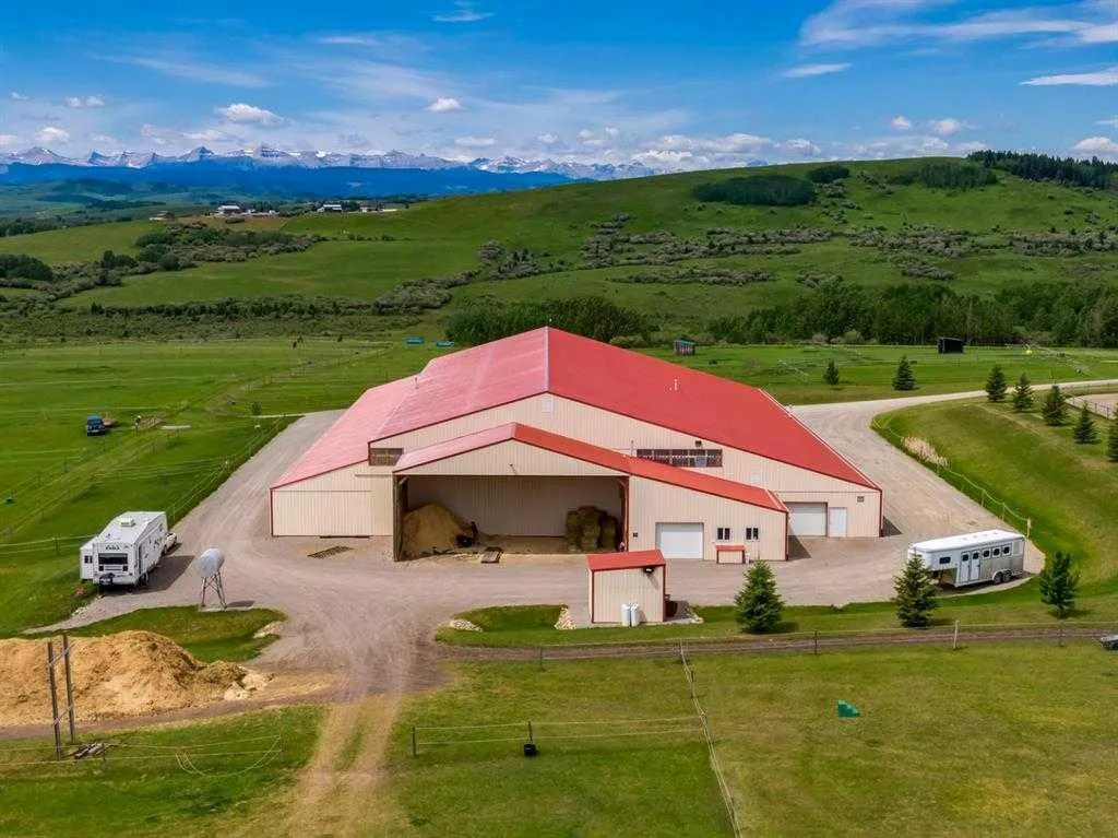 482074 144 W Street, Foothills County