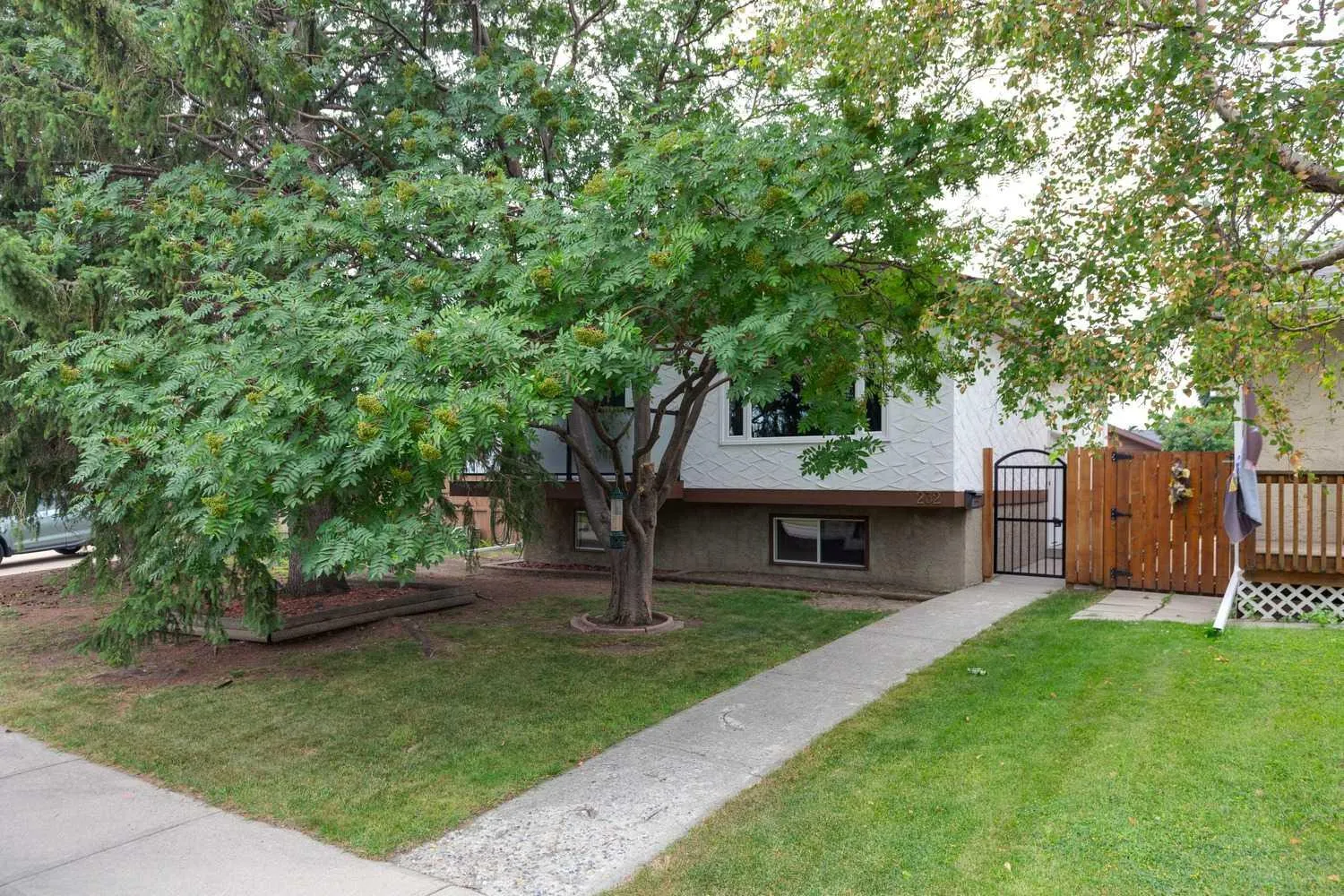 232 Thames Nw Close, Calgary