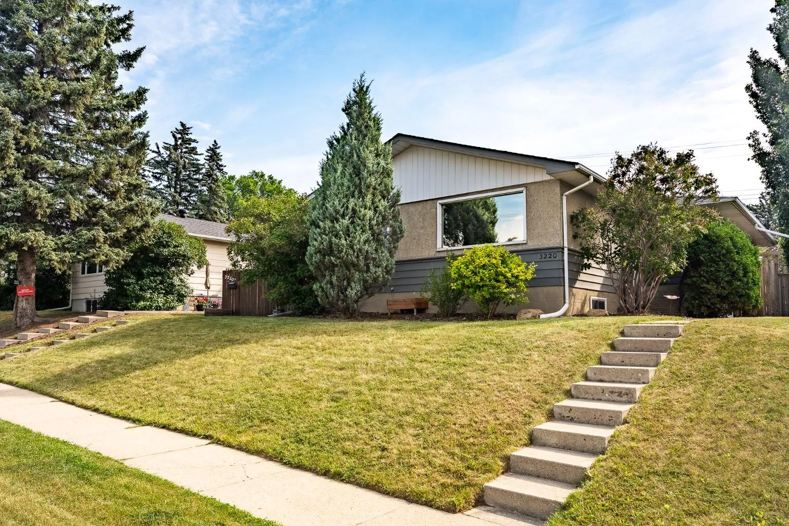 3220 14 Nw Street, Calgary