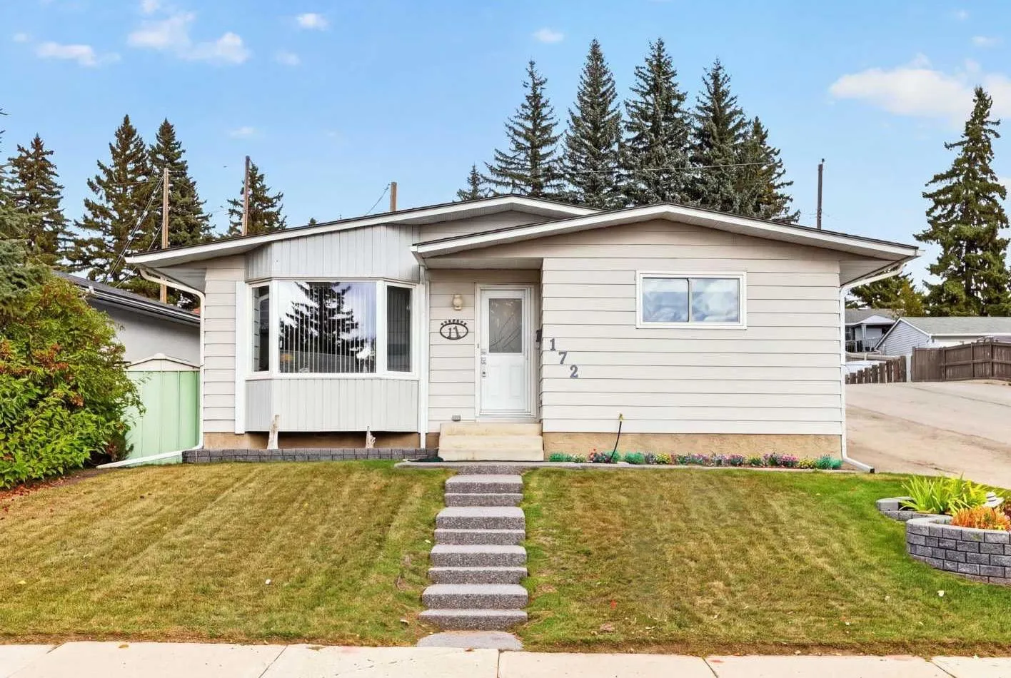 172 Queensland Se Road, Calgary