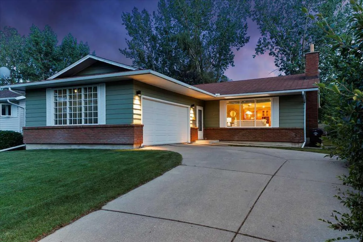 124 Oakmoor Sw Place, Calgary