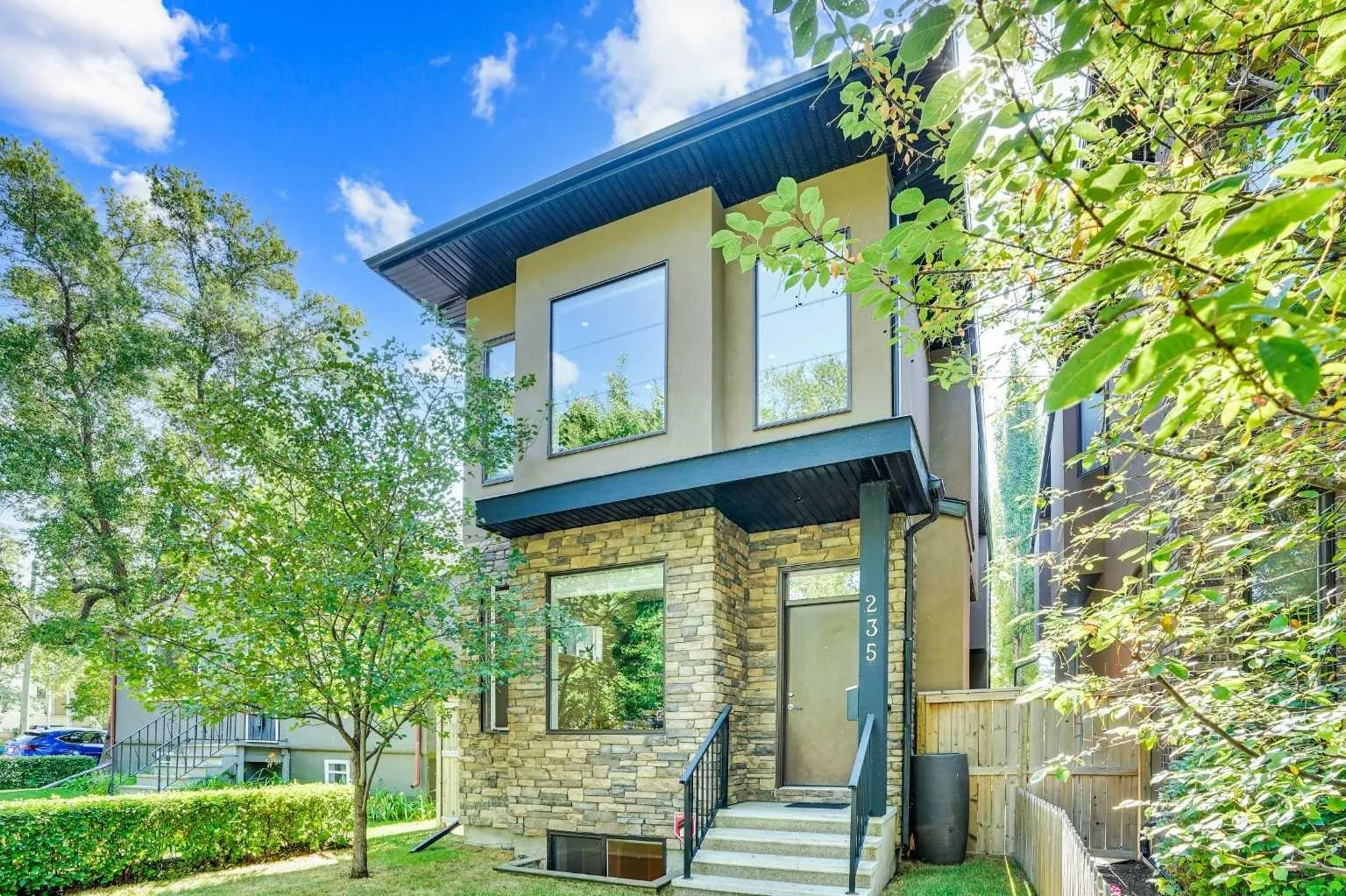 235 11 Ne Avenue, Calgary