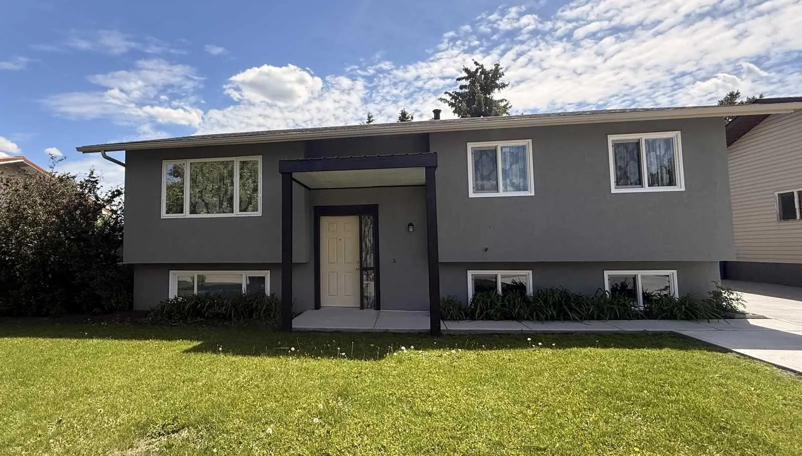 2305 17 Avenue, Didsbury
