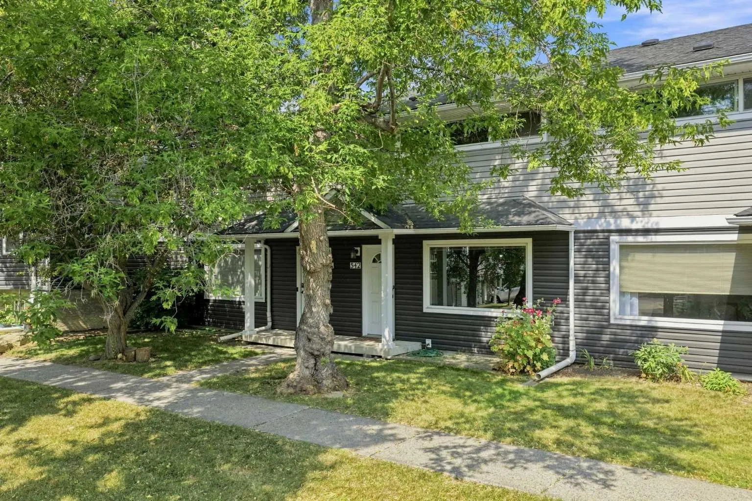 542 Regal Ne Park, Calgary