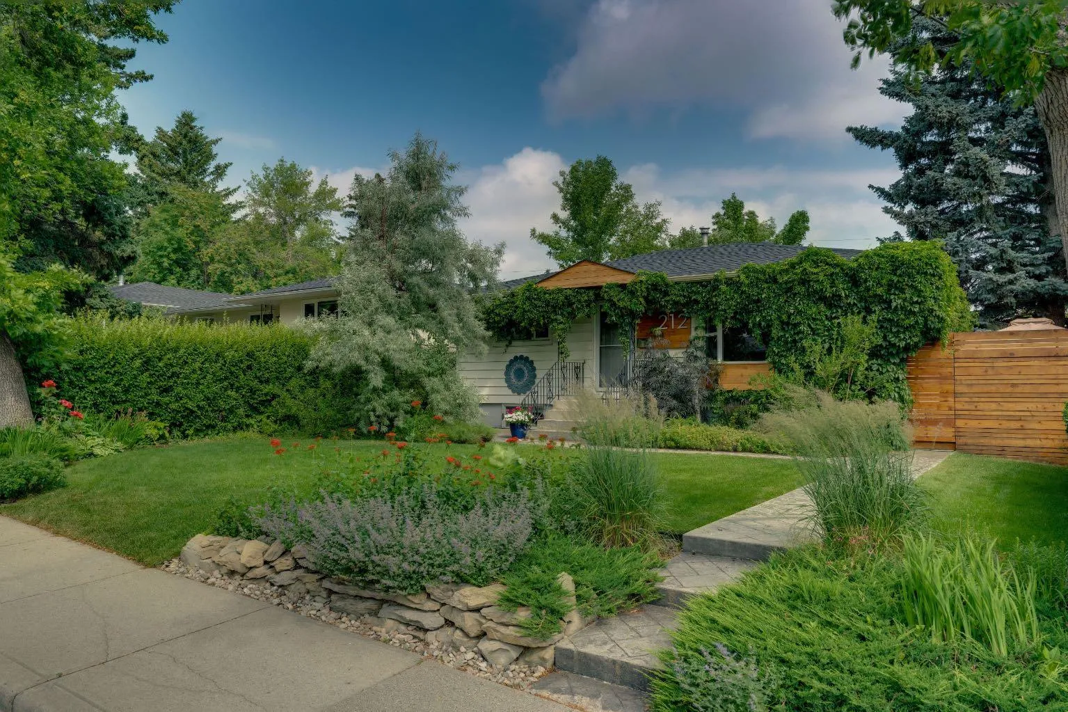 212 Blackthorn Nw Road, Calgary