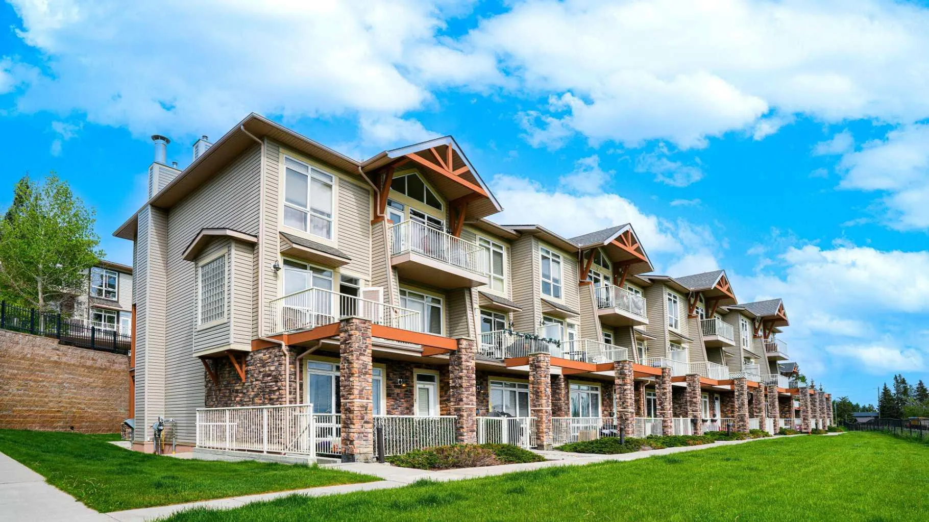 169 Rockyledge Nw View Unit 1, Calgary