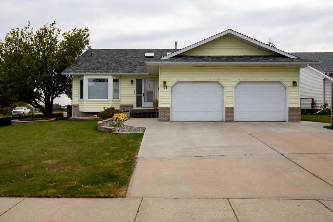 11 Maple Place, Crossfield