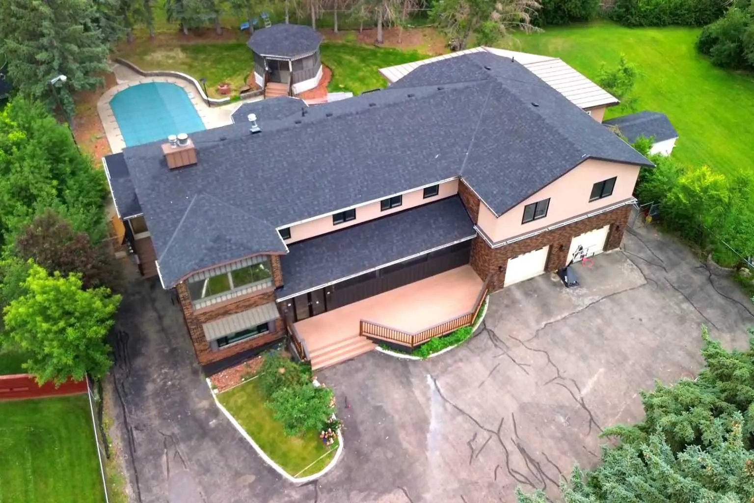 884 East Chestermere Drive, Chestermere