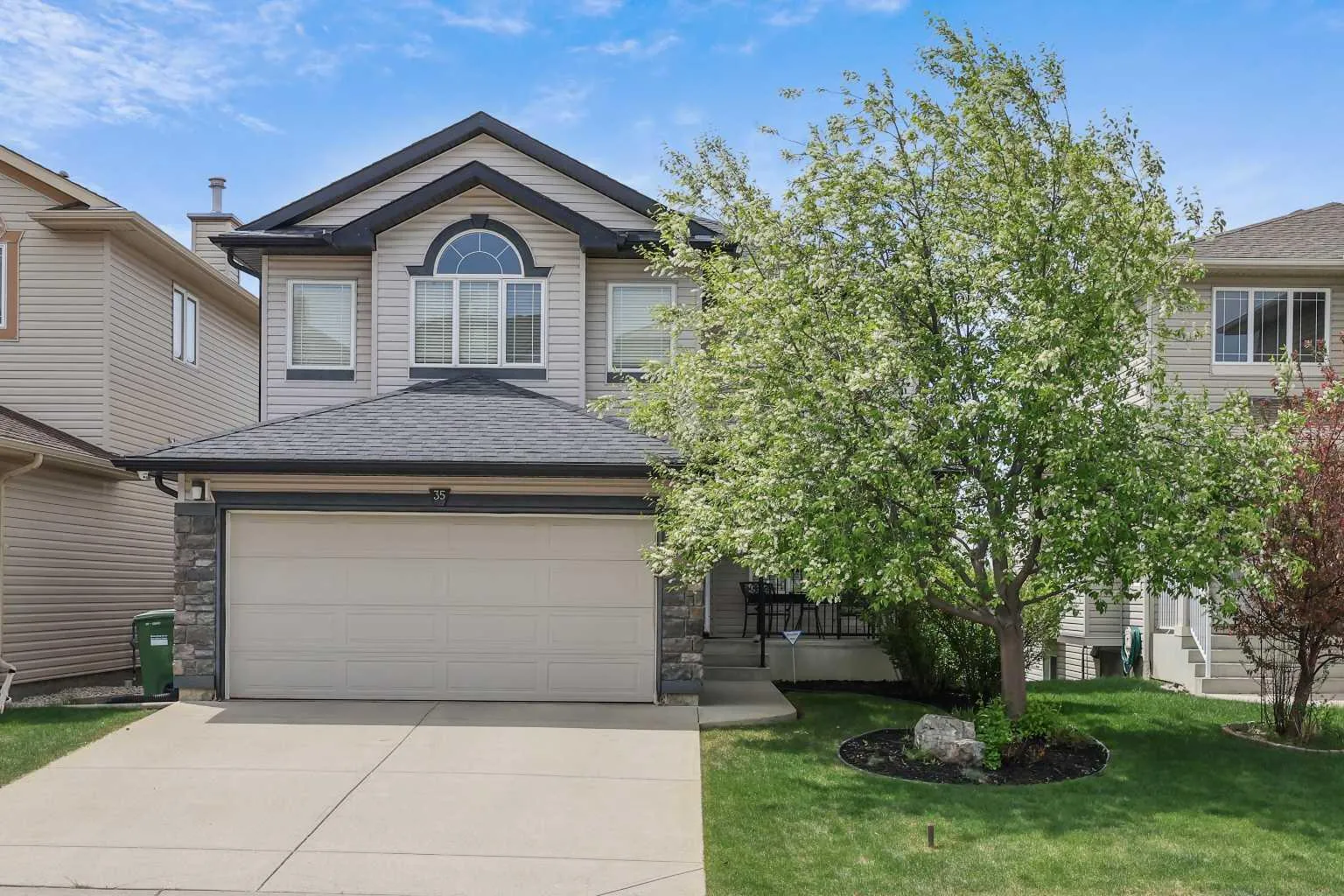 35 Rockyledge Nw Rise, Calgary
