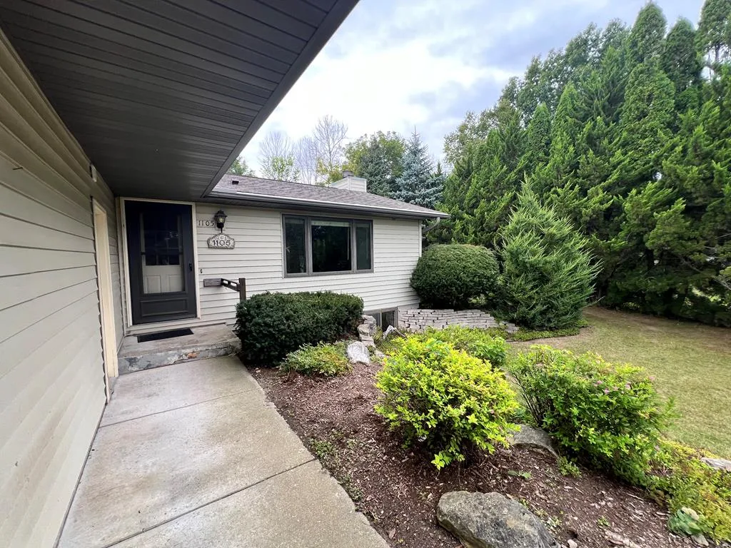 1105 S Ridgeway Ave, Sturgeon Bay, Wisconsin 54235, 3 Bedrooms Bedrooms, ,2 BathroomsBathrooms,Inland-Residential,For Sale,Ridgeway Ave,144536