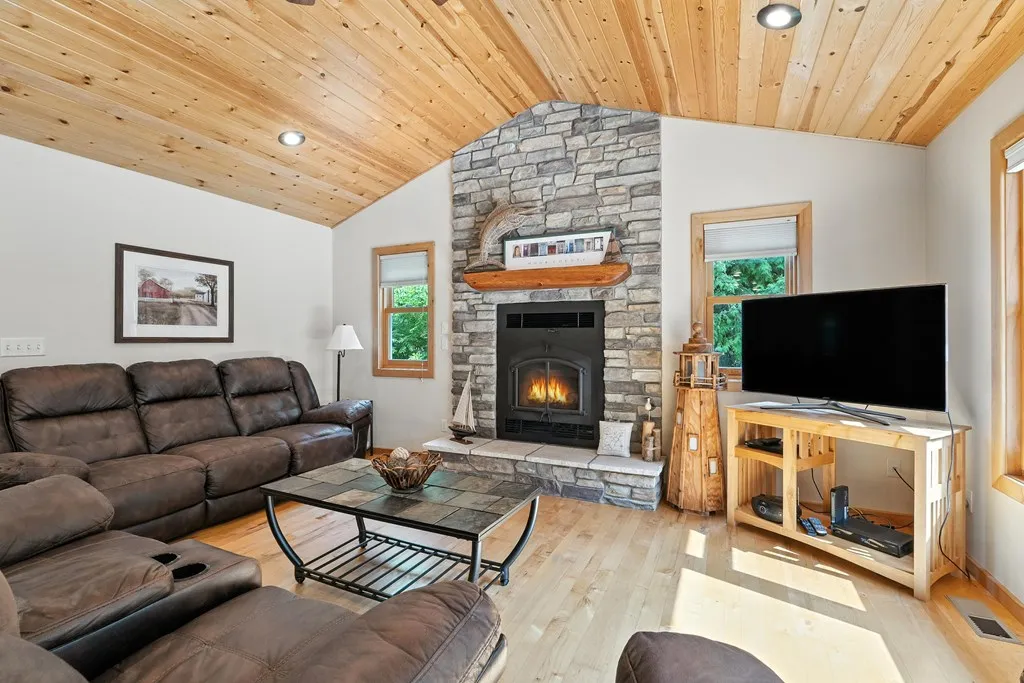 3946 Bay Shore Dr, Sturgeon Bay, Wisconsin 54235, 3 Bedrooms Bedrooms, ,3 BathroomsBathrooms,Inland-Residential,For Sale,Bay Shore Dr,144341
