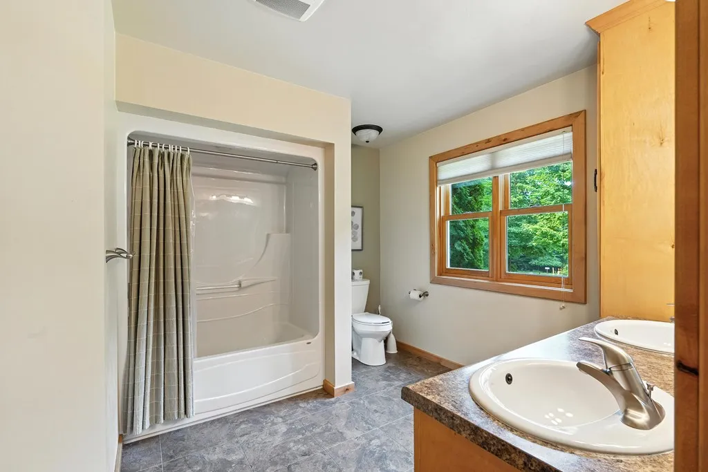 3946 Bay Shore Dr, Sturgeon Bay, Wisconsin 54235, 3 Bedrooms Bedrooms, ,3 BathroomsBathrooms,Inland-Residential,For Sale,Bay Shore Dr,144341