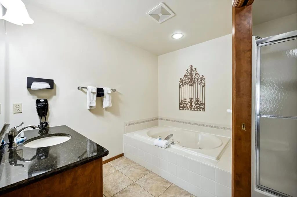 50 W Larch St # 104, Sturgeon Bay, Wisconsin 54235, 2 Bedrooms Bedrooms, ,2 BathroomsBathrooms,Condominium,For Sale,W Larch St,144048