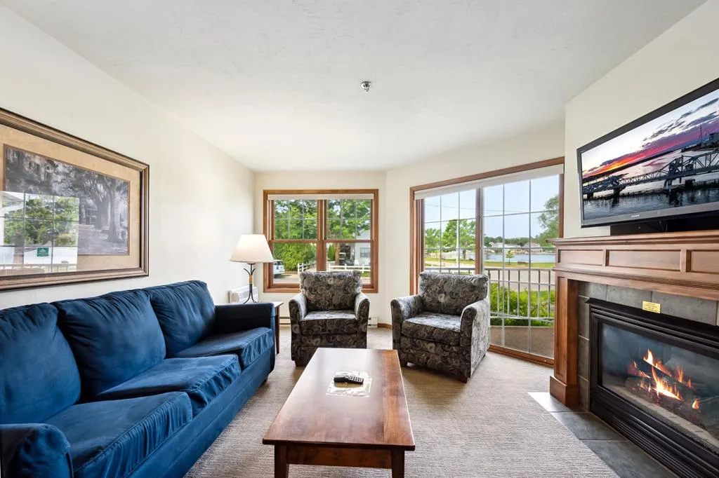 50 W Larch St # 104, Sturgeon Bay, Wisconsin 54235, 2 Bedrooms Bedrooms, ,2 BathroomsBathrooms,Condominium,For Sale,W Larch St,144048
