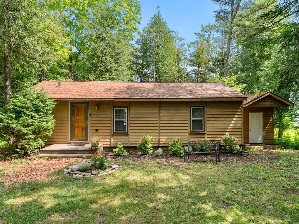 6102 Lakeshore Rd, Sturgeon Bay, Wisconsin 54235, 2 Bedrooms Bedrooms, ,1 BathroomBathrooms,Waterfront-Residential,For Sale,Lakeshore Rd,144391