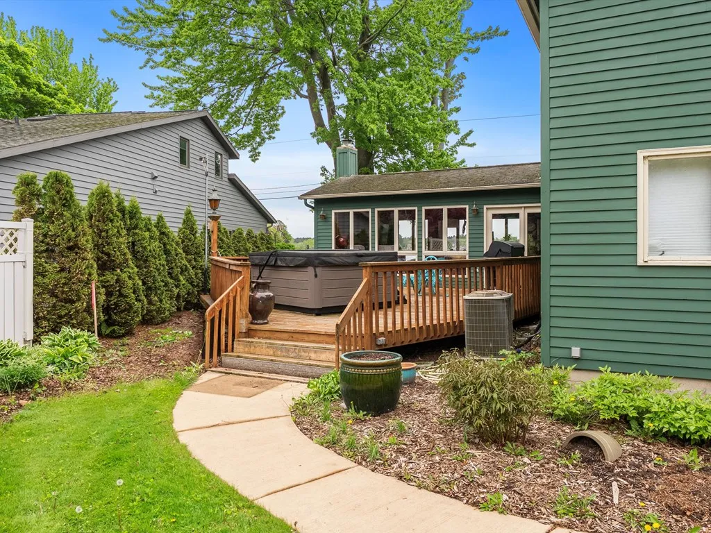 1350 Memorial Dr, Sturgeon Bay, Wisconsin 54235, 4 Bedrooms Bedrooms, ,3 BathroomsBathrooms,Waterfront-Residential,For Sale,Memorial Dr,144027