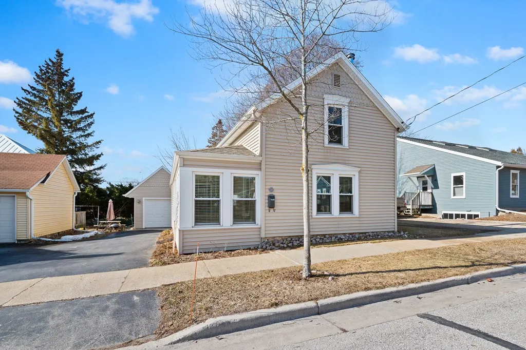 215 S 4th Ave, Sturgeon Bay Wi 54235, 2 Bedrooms Bedrooms, ,1 BathroomBathrooms,Inland-Residential,For Sale,S 4th Ave,141463