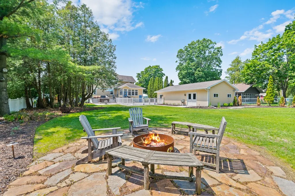 1006 Memorial Dr, Sturgeon Bay, Wisconsin 54235, 4 Bedrooms Bedrooms, ,4 BathroomsBathrooms,Waterfront-Residential,For Sale,Memorial Dr,144124
