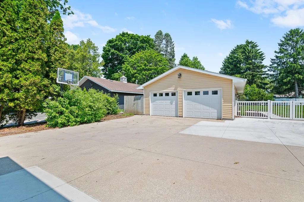 1006 Memorial Dr, Sturgeon Bay, Wisconsin 54235, 4 Bedrooms Bedrooms, ,4 BathroomsBathrooms,Waterfront-Residential,For Sale,Memorial Dr,144124