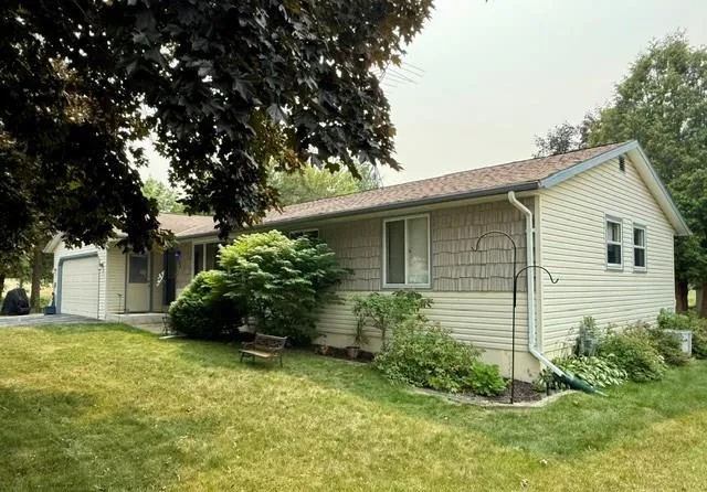 863 S Lansing Ave