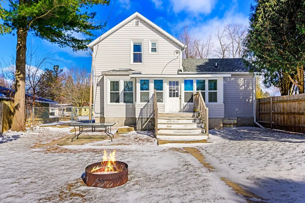 949 Superior St, Sturgeon Bay Wi 54235, 3 Bedrooms Bedrooms, ,2 BathroomsBathrooms,Inland-Residential,For Sale,Superior St,141428