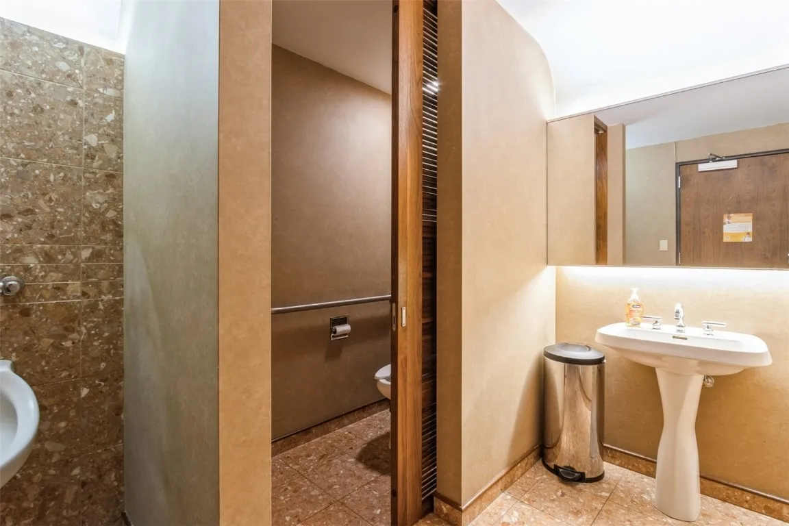 2 restrooms