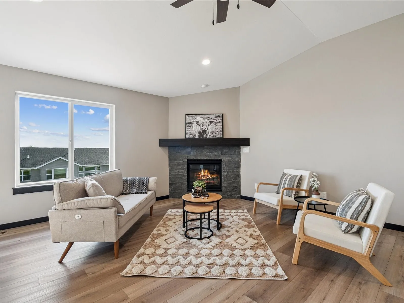 Photos of a similar property.
