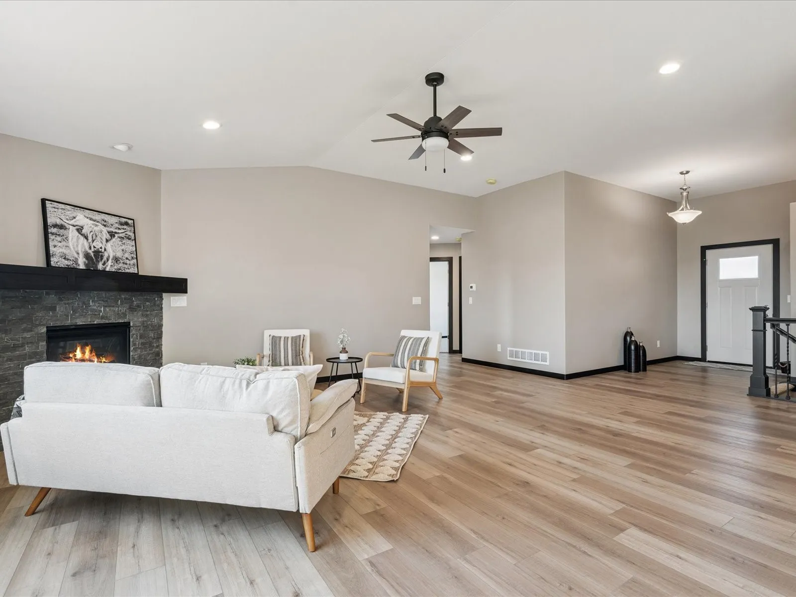 Photos of a similar property.