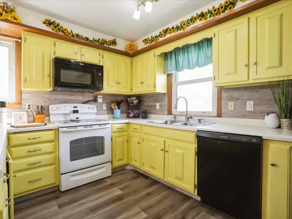 Bright and cheery kitchen with in-floor heating