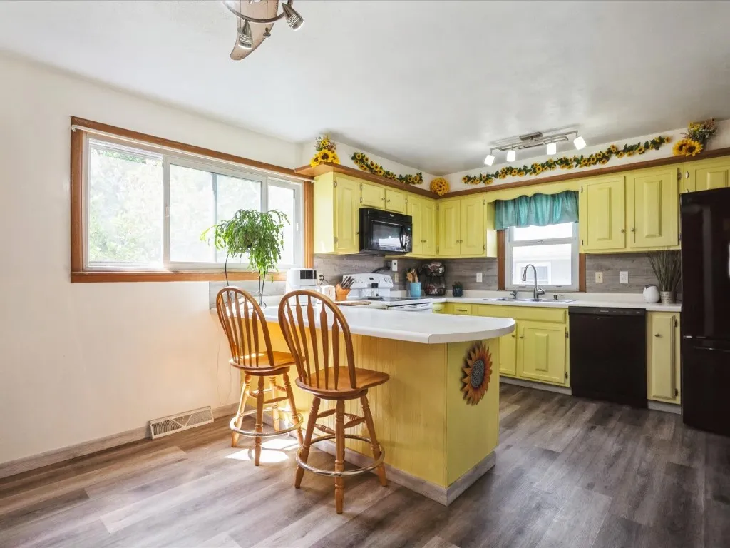 Bright and cheery kitchen with in-floor heating