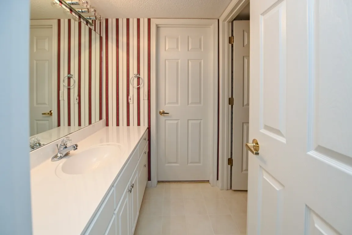 LL Full bathroom