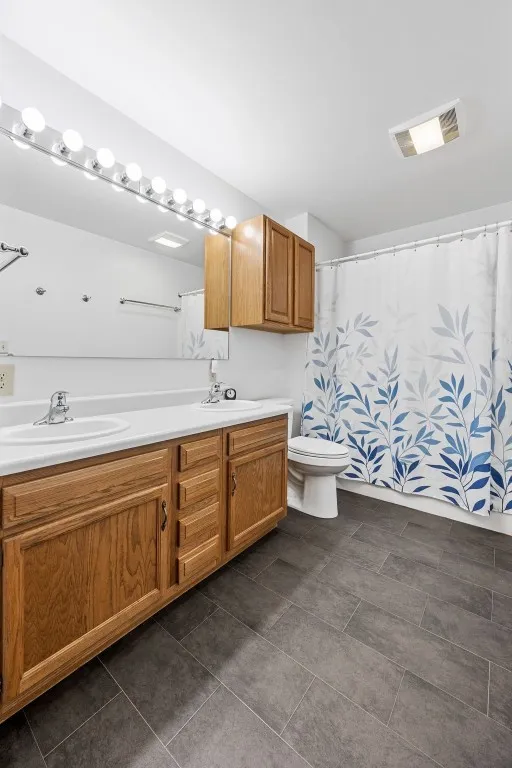 Main floor hall full bath