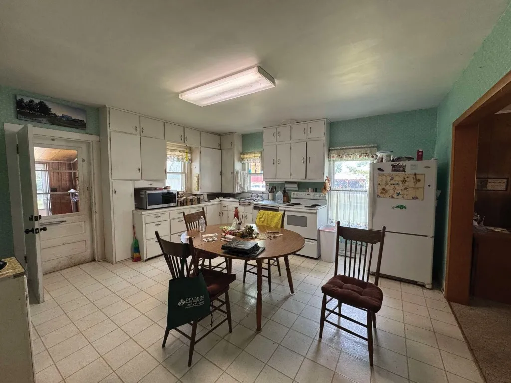 Eat-In Kitchen