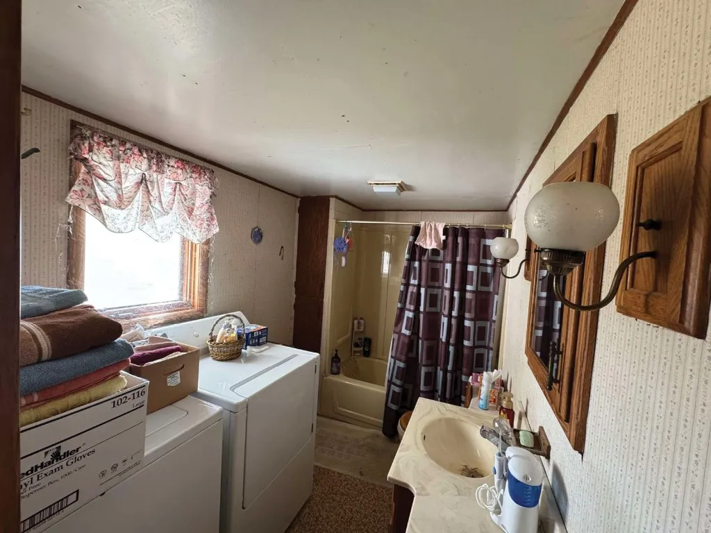 Full Bathroom/Laundry Room