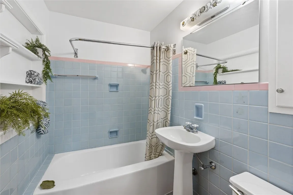 1st Floor Bath