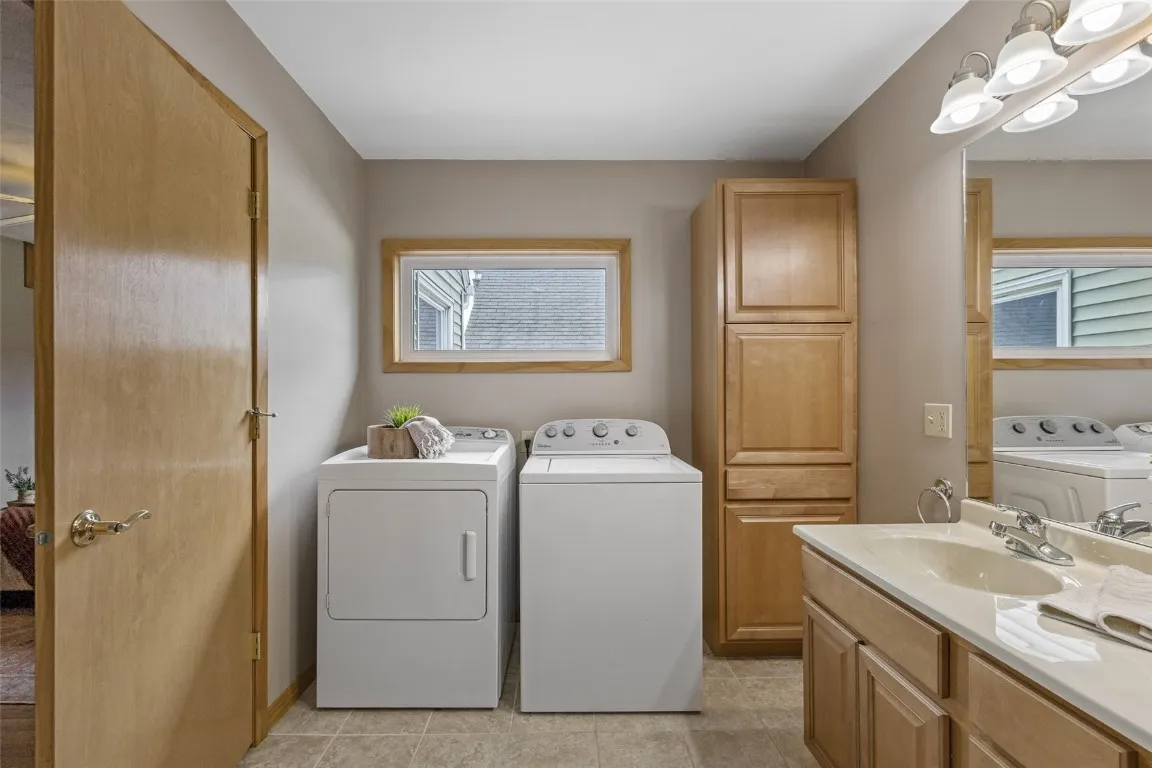 Primary Bath/Laundry