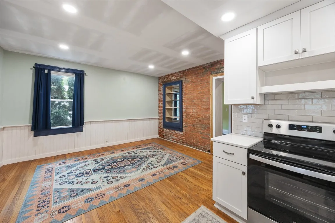Dining area within kitchen.