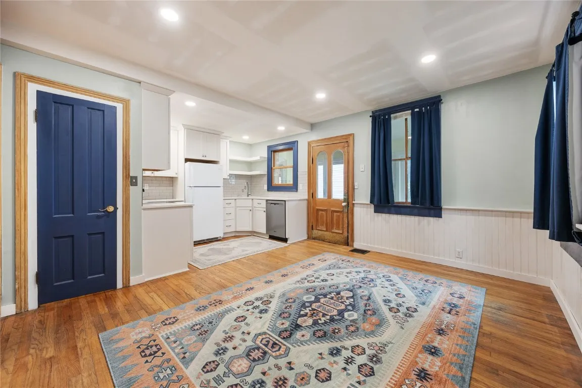 Kitchen, dining area.
