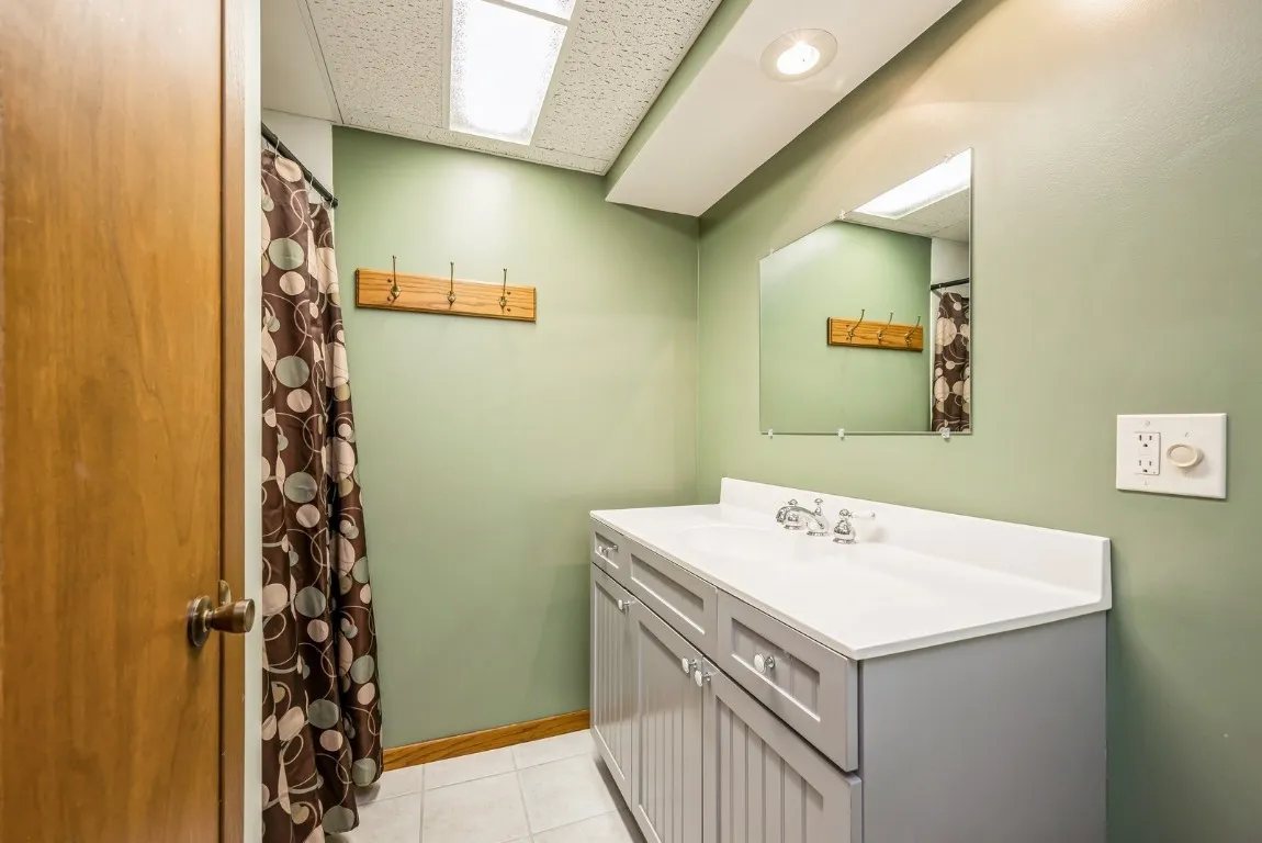 Lower Level Full Bath