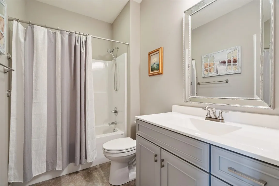 Main bathroom with tub/shower combo