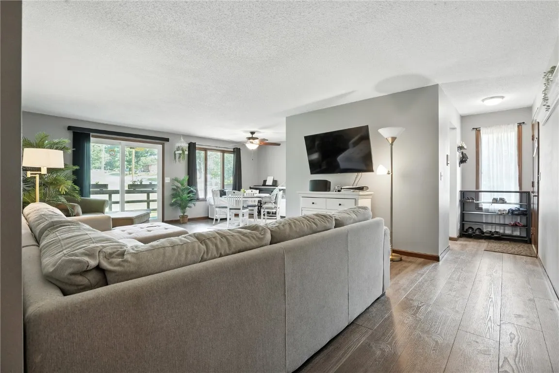 2 Bedrooms Bedrooms, ,2 BathroomsBathrooms,Residential,1704 Pikes Peak, B, Cedar Rapids, Iowa 52402,2506081