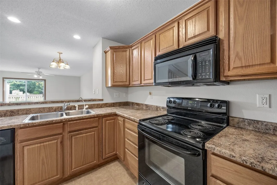 Laminate counter-tops.