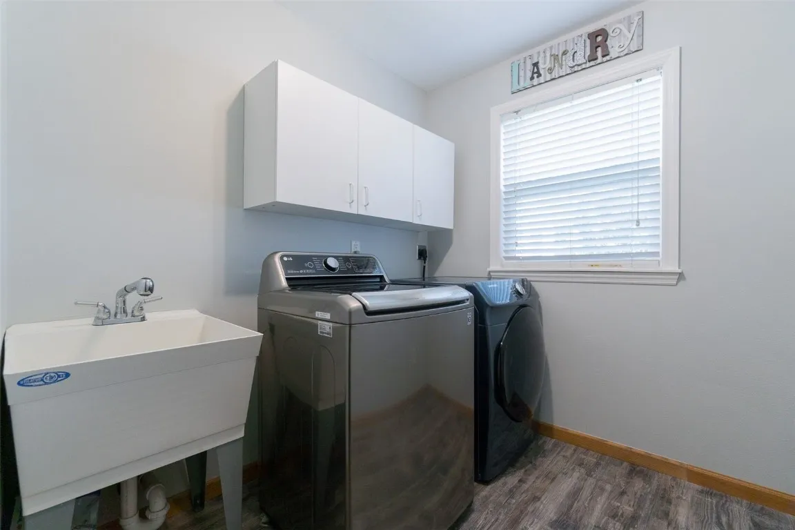 laundry room - main level, machines stay