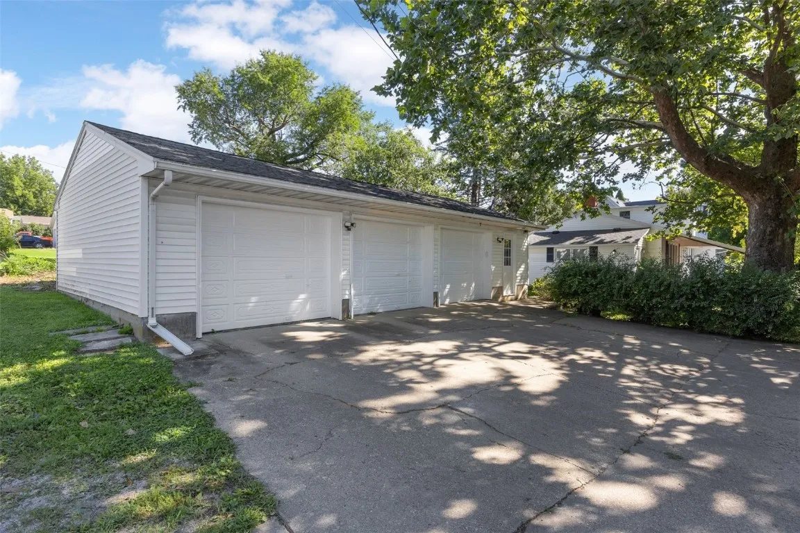 Oversized 3-Stall Garage