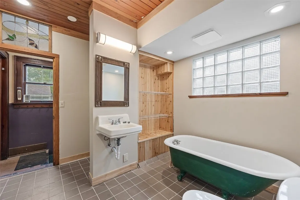 1st floor full bathroom with 1st floor laundry hook up