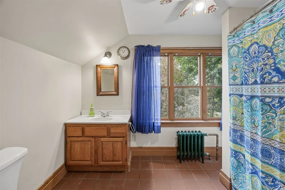 Upper Level full Bathroom