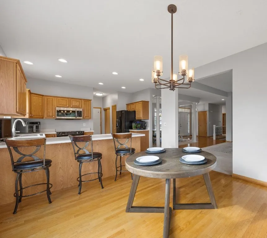 Eat in kitchen w/ breakfast bar
